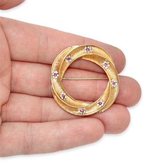 Vintage BSK Wreath Brooch Gold Tone Circle Pin with Pink Rhinestone Flower 1950s - Picture 2 of 4